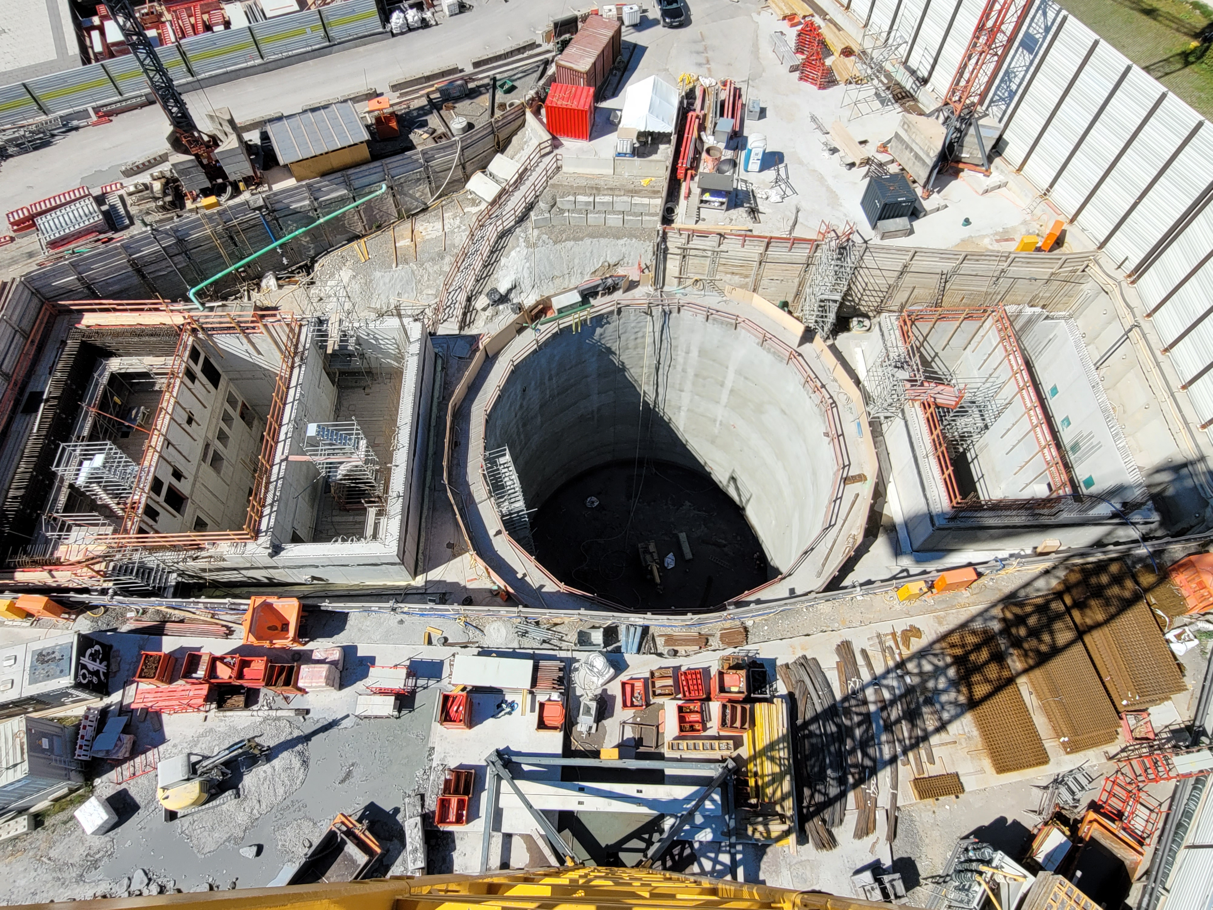 Aerial view of Stuttgart 21 construction site with a large circular pit and surrounding buildings.