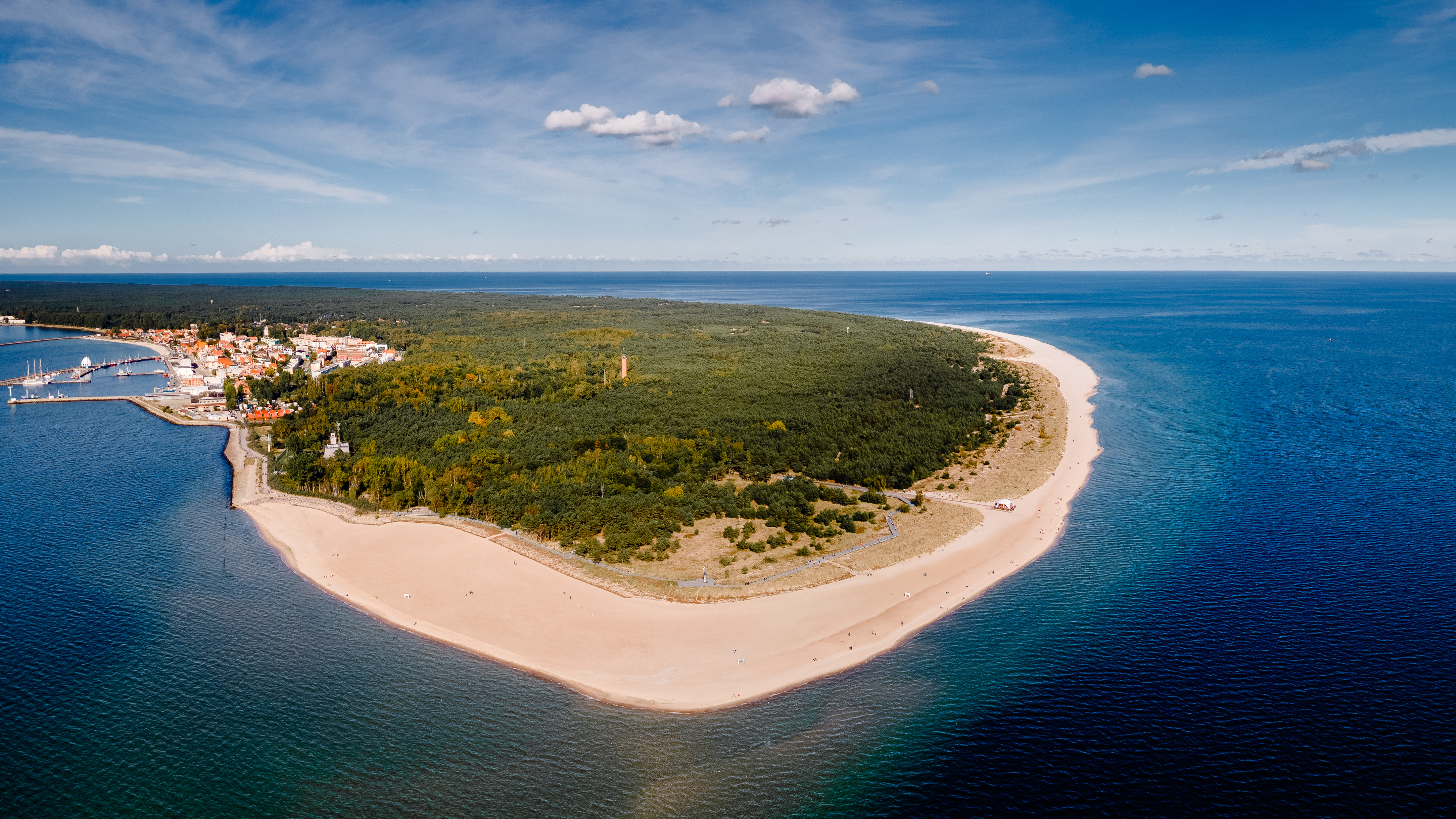 Półwysep Helski z lotu ptaka z widoczną linią brzegową.
